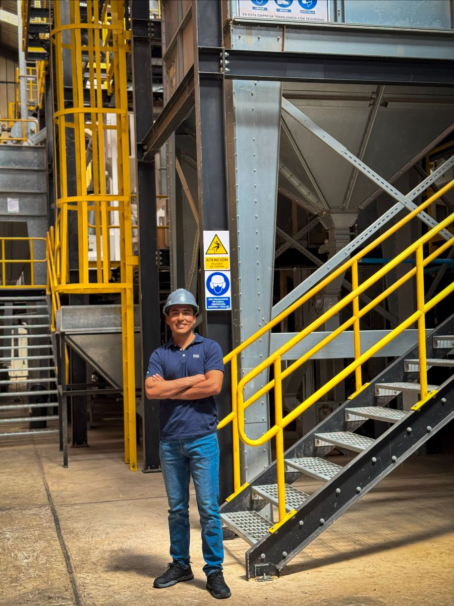 Juan Rimaycuna Balcázar working at the Cafe Selva Norte Dry Mill