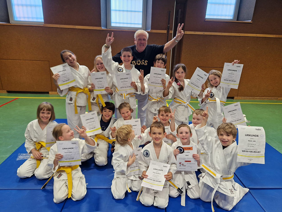 Richard Schauer in der Mitte vieler Kinder