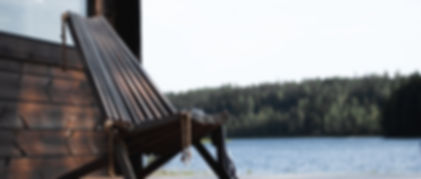 Pihasauna järven rannalla