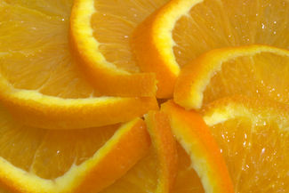 Orangen wie alle anderen Zitrusfrüchte enthalten sie durchaus viel Vitamin C. Aufgrund ihrer kühlen Thermik gemäss TEN sind sie im Winter jedoch eher ungeeignet, da unser Körper besonders in dieser Zeit warme Lebensmittel benötigt.
Vitamin C haltig und besser im Winter sind zum Beispiel Hagenbutten.