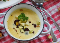 Unerlässlich in Herbst und Winter ist die wärmende Suppe. Vielfältige Varianten mit Wurzelgemüse wie Karotten, Pastinaken und Randen sowie Knollengemüse wie Kartoffeln und Knollensellerie liefern zusätzliche Wärme und wertvolle Nährstoffe.