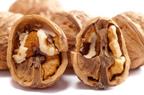 Baumnüsse sind ein richtig wertvolles Nahrungsmittel: Sie stecken voller Mineralstoffe, Vitamin E und B-Vitamine, gesunder Fette, Proteine und liefern dazu noch gute Ballaststoffe.
Als einfache Faustregel gilt: Eine Handvoll Nüsse pro Tag passt super in eine ausgewogene Ernährung