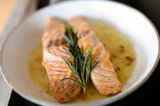 Fisch liefert hochwertige Fette (inklusive Omega 3 Fettsäuren) und Proteine. In massvollen Mengen genossen ist er ein wichtiger Bestandteil einer ausgewogenen Ernährung.
Wichtig ist, auf Herkunft und Nachhaltigkeits-Labels zu achten.