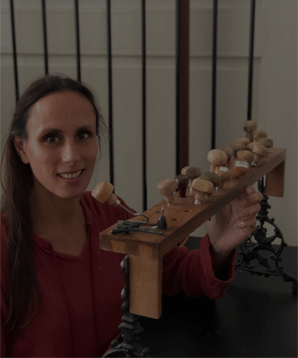 Daphne Berk met graveer stekers