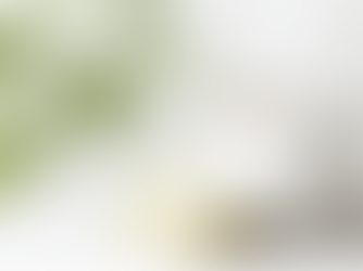 Fresh peppermint leaves steeping for a bloat-reducing brew beside a lemon wedge.