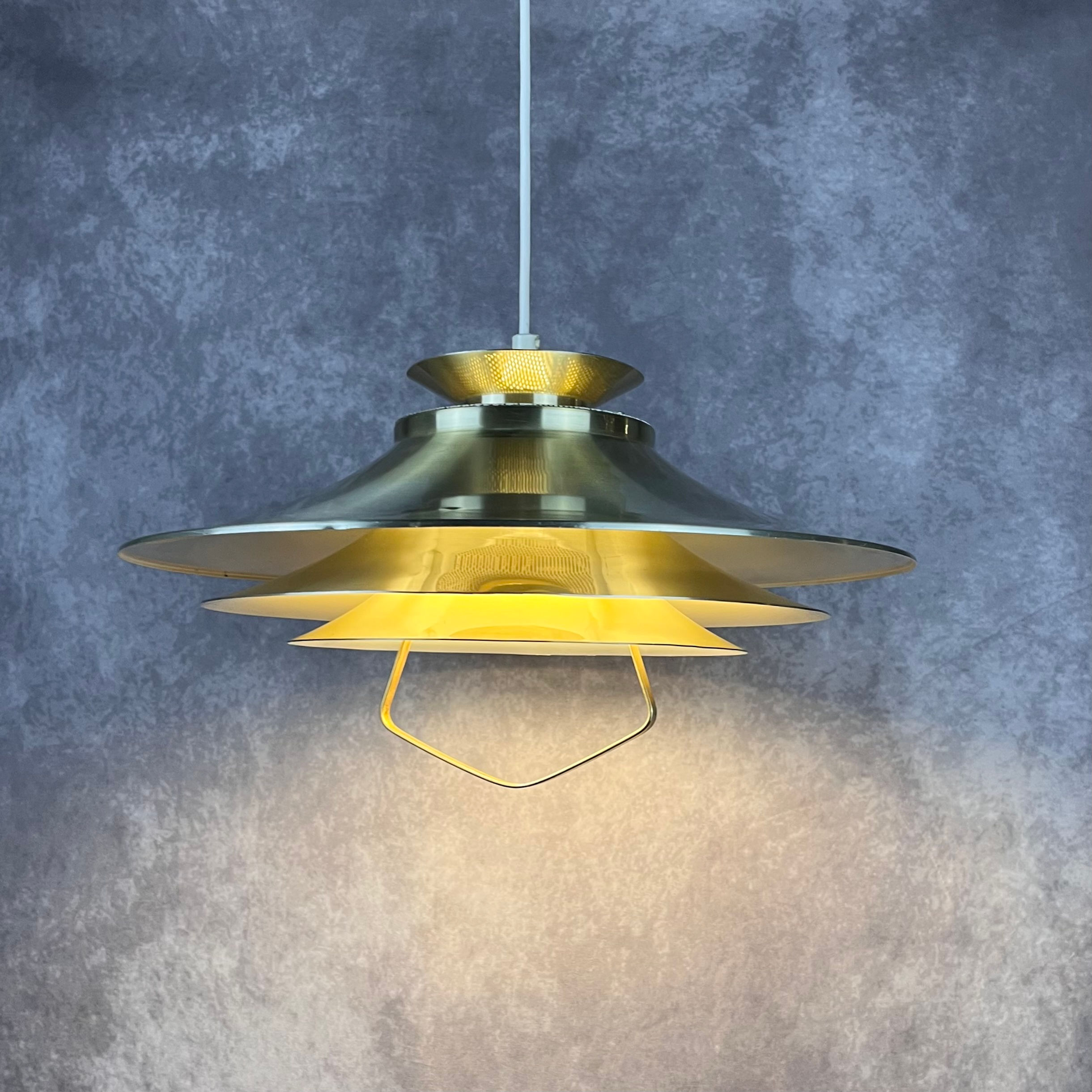 Lámpara Danesa Metálica Dorada