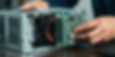 Mão fazendo a manutenção de um equipamento de informática