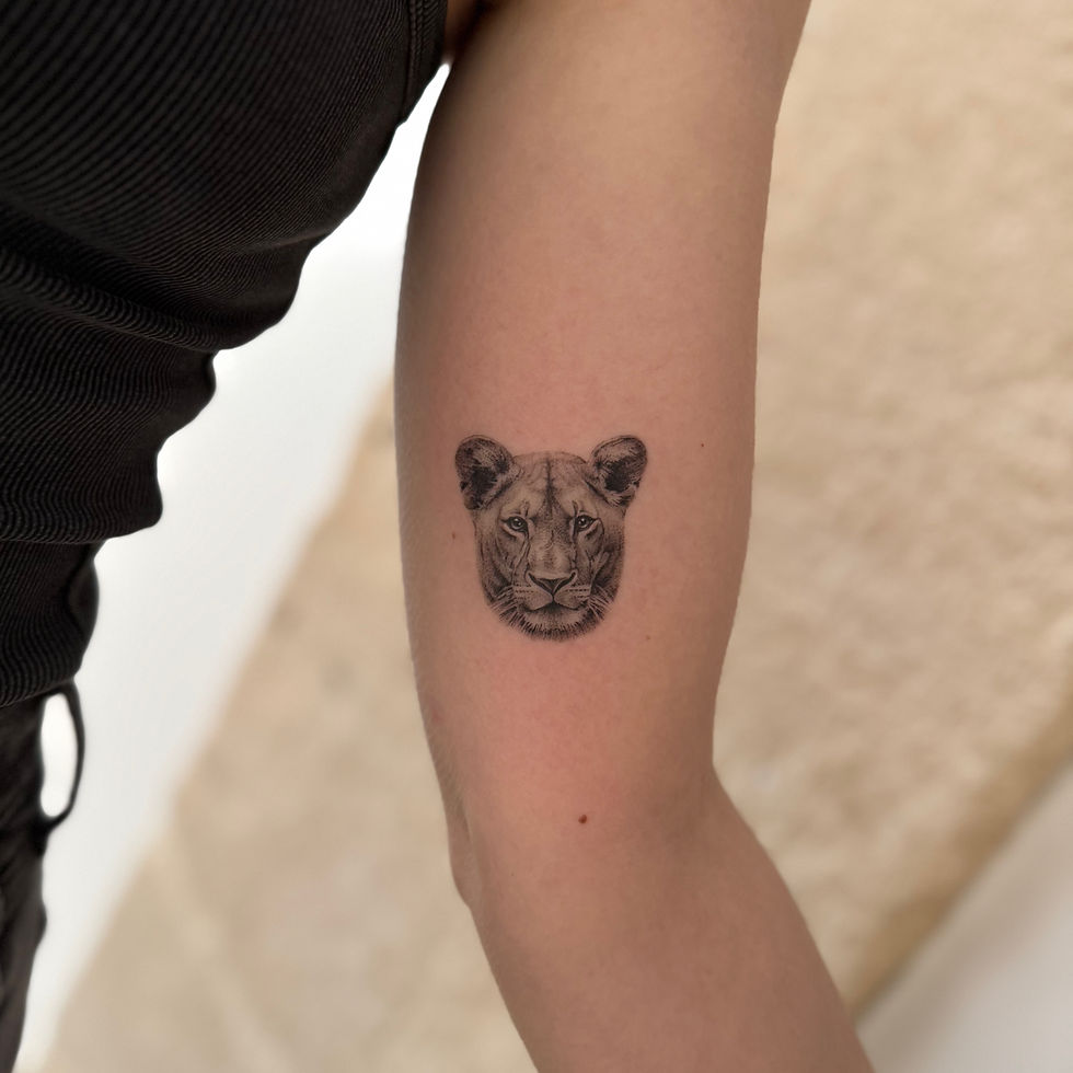 Mini tatouage réaliste micro-réaliste tête de lion félin bras