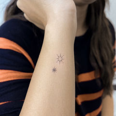 mini tatouage fine line étoiles