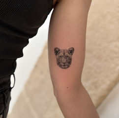 mini tatouage micro réaliste tête de lion