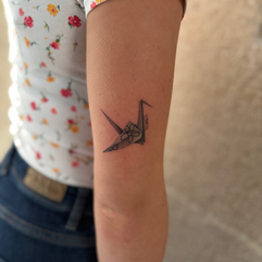 mini tatouage micro réaliste grue origami