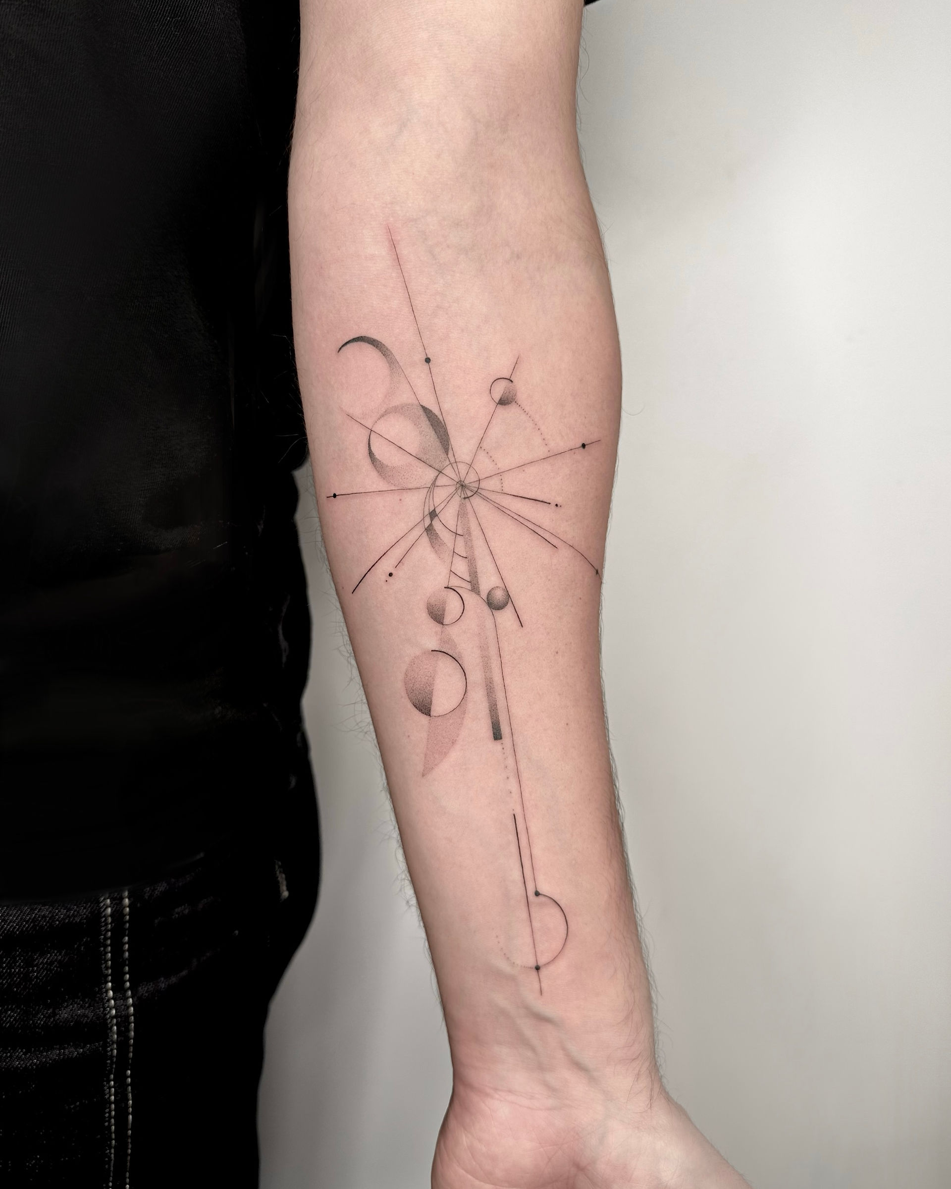 tatouage avant-bras fine line géométrique