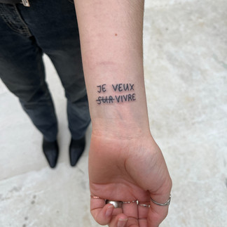 petit tatouage minimaliste poignet lettrage