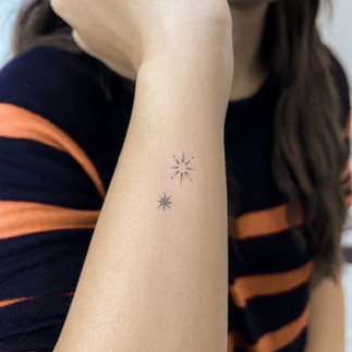 Mini tatouage minimaliste poignet étoiles