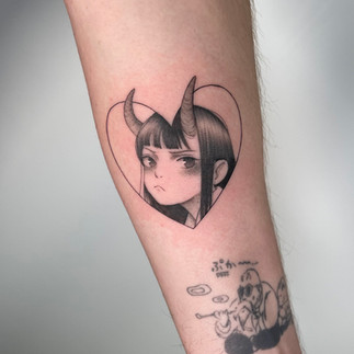 tatouage bras fine line personnage anime jeune fille