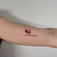 mini tatouage dragon et lettrage