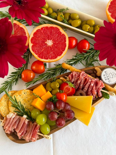 Premium Charcuterie Boards mit ausgewählten Käsesorten, Delikatessen, frischem Obst und hausmarinierten Antipasti für Events