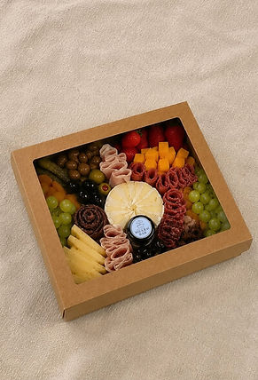 Deluxe Genussbox zum Liefern mit ausgewählten Käsesorten, Delikatessen, frischem Obst und hausmarinierten Antipasti