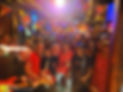 Foto van een feest met meer dan 100 gasten en een live band.