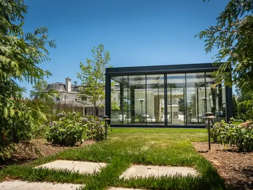 Пергола зі склянимим панелями