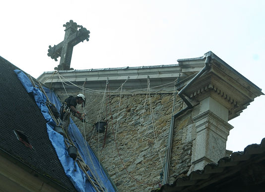 Accord de pierre-Alex Philippet-Monastère de Sélignac-cordiste-travaux en hauteur-monument historique-patrimoine-rénovation mur pignon