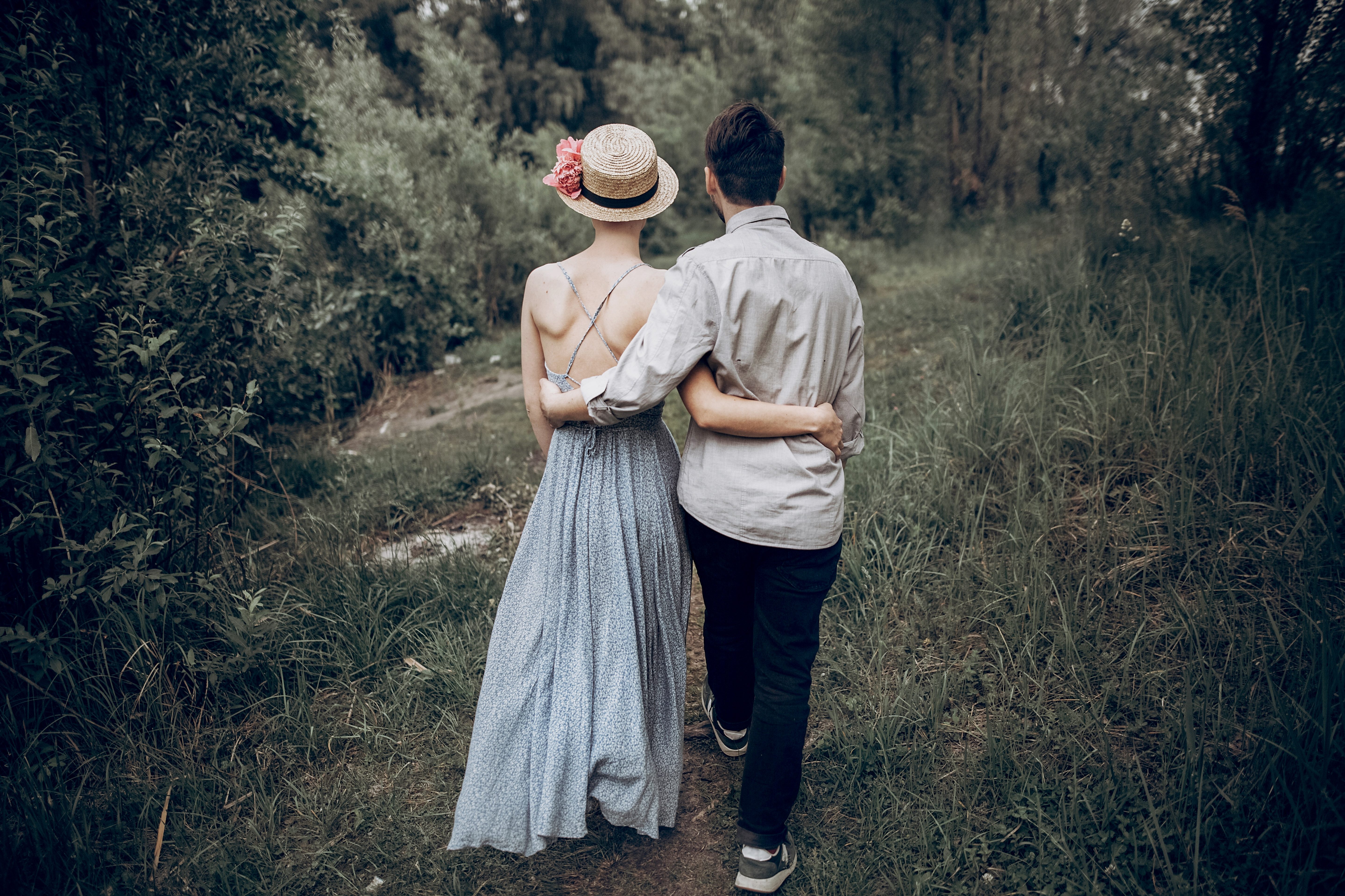 Couple in love walking through the woods, couple photographer Milan