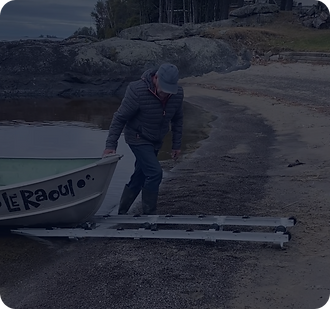 Bateau à moteur sur la rive