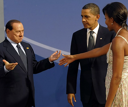 Silvio Berlusconi con Barack Obama y su mujer en septiembre de 2009.png