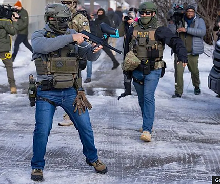 Agentes del ICE y otras instituciones en Minneapolis durante un protesta por la muerte de 