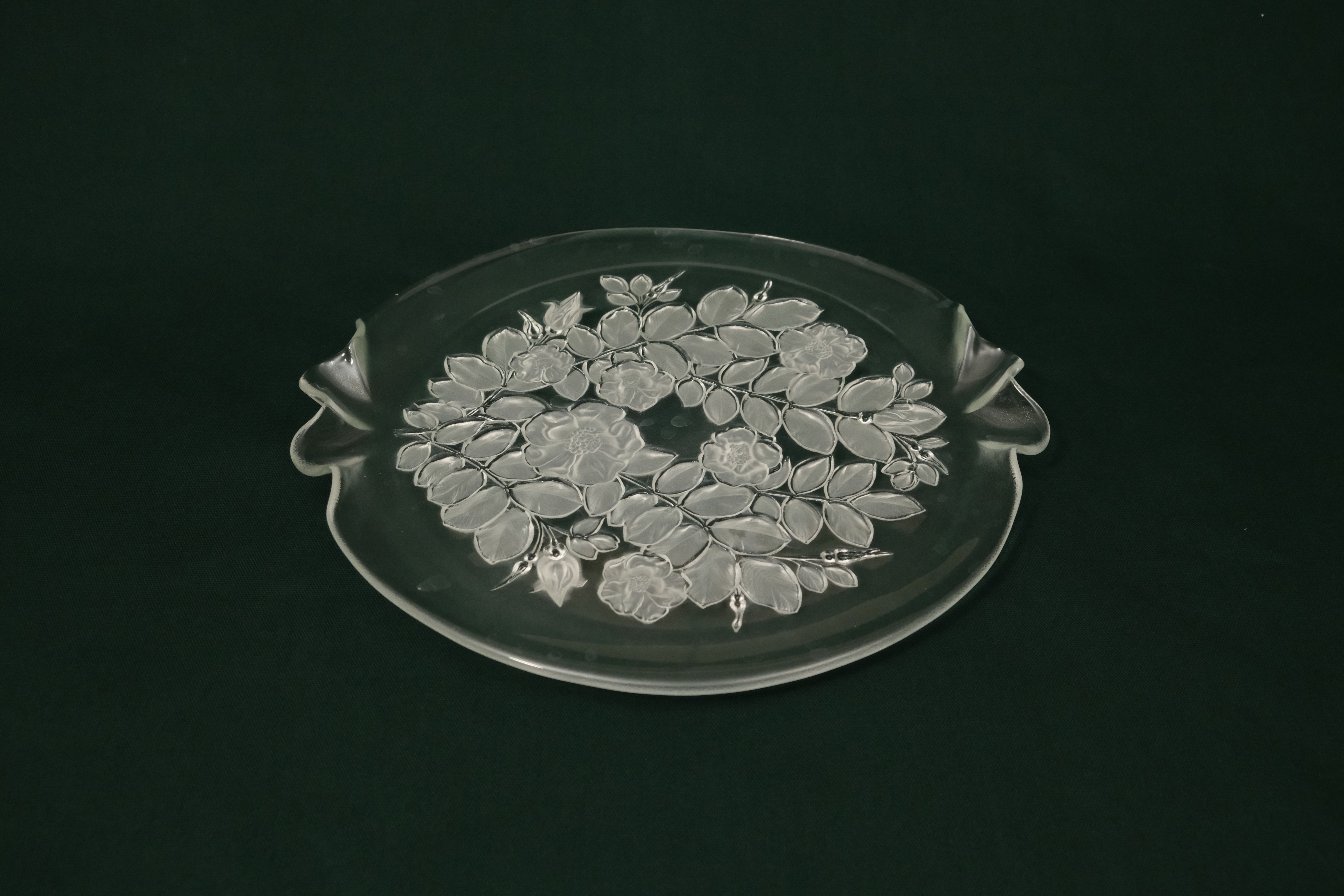 Kabartma çiçek motifli şeffaf cam servis tabağı. Şık sunumlar ve dekoratif kullanım için ideal.