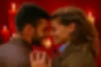 Pareja abrazada al frente de fondo rojo esotérico con velas rojas y blancas