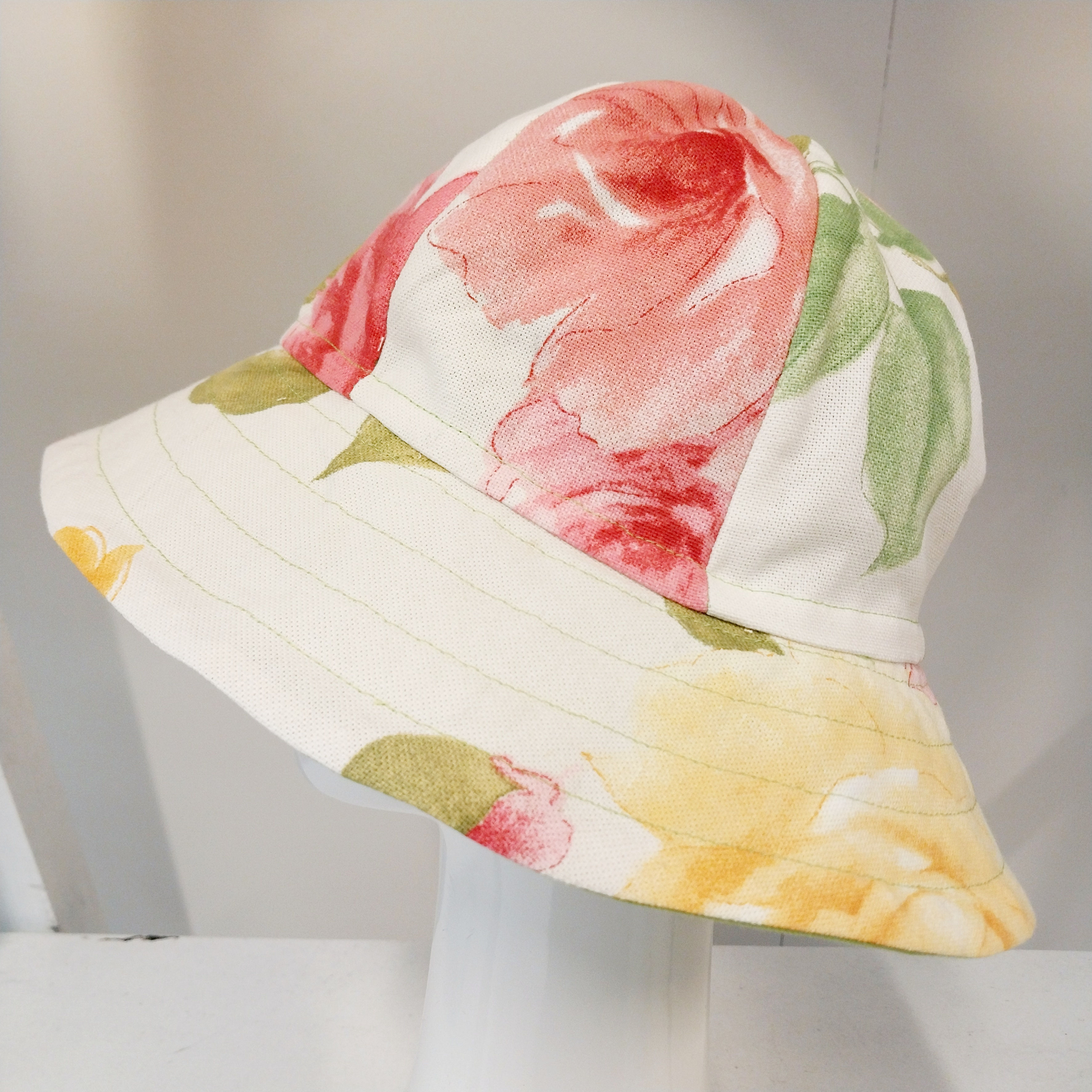 Rosy bucket hat