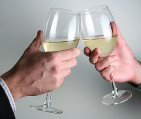 Brindis con copa de vino