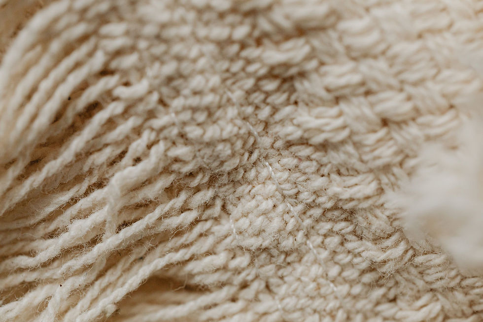 Gros plan sur la trame d'un textile tissé.