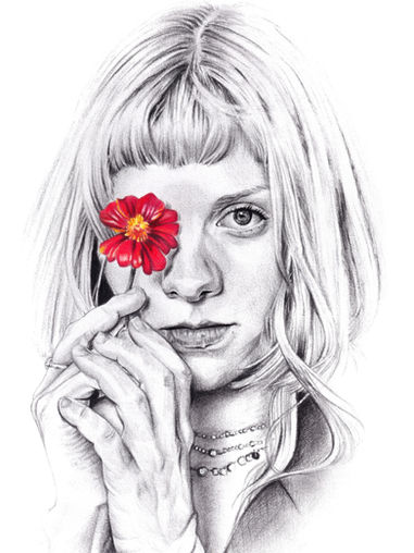 Illustration en noir et blanc représentant la chanteuse Aurora, de face tenant une fleur colorée devant son visage. Le contraste entre le graphite et la touche de couleur accentue l’expression douce et introspective du portrait. Dessin réaliste au graphite, composition centrée sur le regard et les mains.
