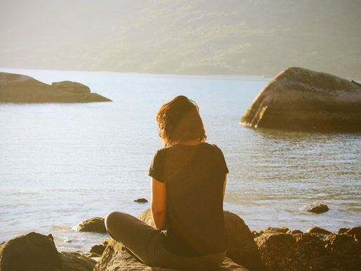 How to Honor a Loved One While Traveling – 5 Simple Memorial Rituals