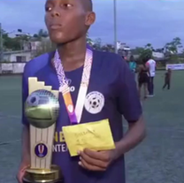 JOVEN PROMESA DEL FÚTBOL: "¡PARA SU MAMÁ!"