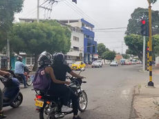 #Pel1gr0EnlaVia #envivo  Volvimos a la riesgosa y descarada contravía de la avenida primera con calle 21. #movilidad #tránsito #accidentes