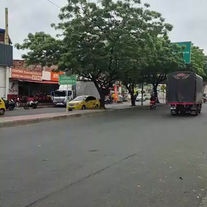 Atención #peligroenlavia #EnVivo #hoy El cruce peligroso de los motorizados por el paso peatonal. Diagonal Santander con intercambiador del terminal.