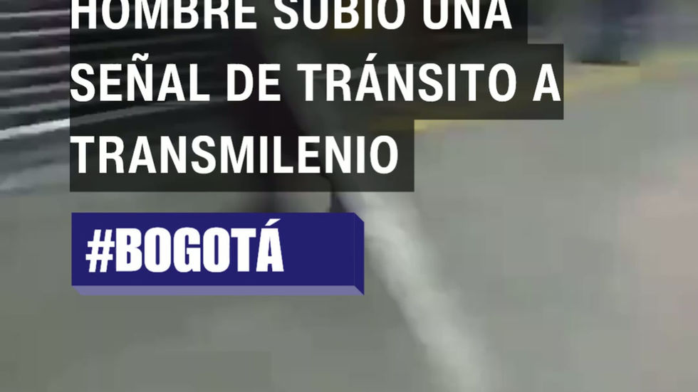 Hombre subió una señal de tránsito a TransMilenio