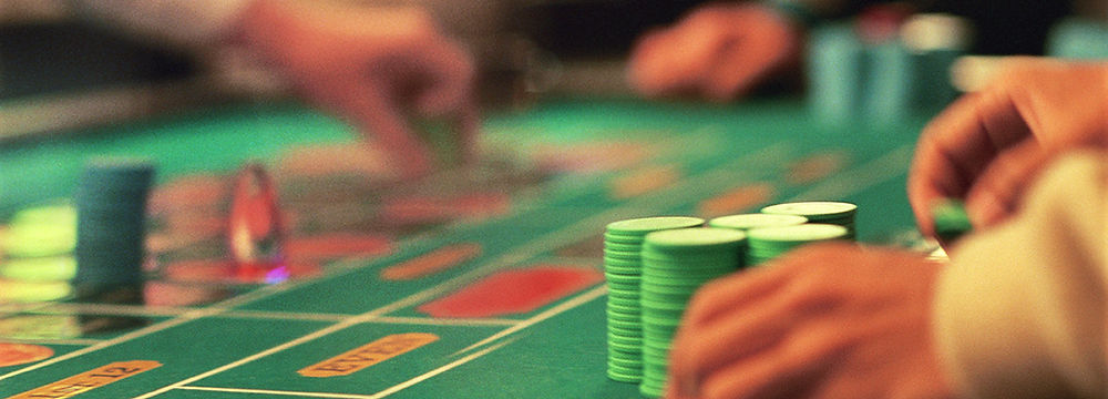 Roulette élégante et tapis vert au Casino de Salins les Bains, l'excitation du jeu.