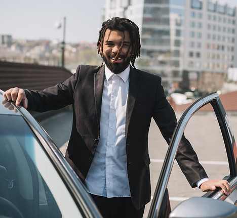 hombre-afroamericano-feliz-saliendo-coche.jpg