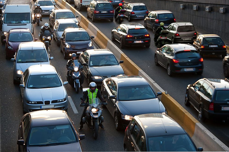 O Motociclista pode ser multado por andar nos corredores entre veículos?