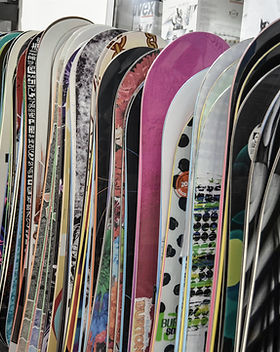 Pile de snowboards