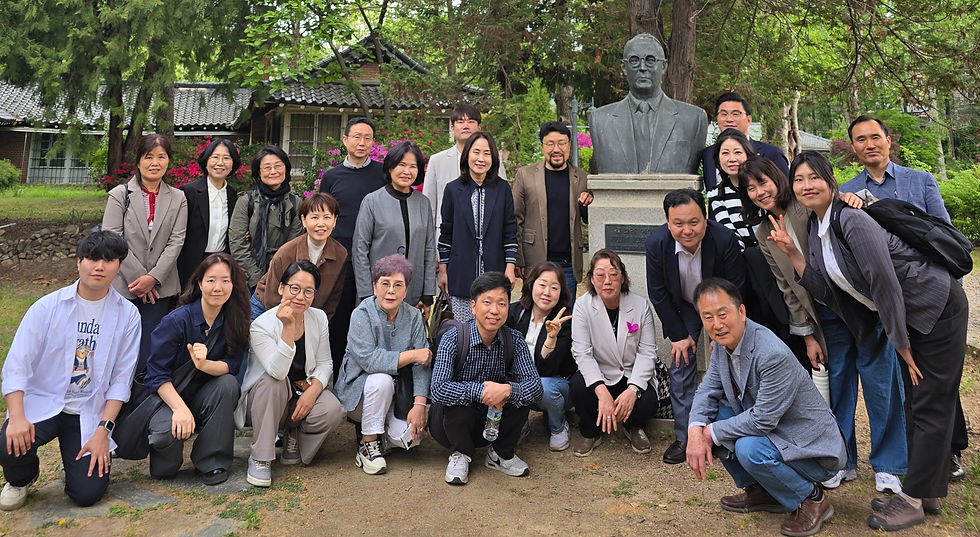 < 한남대학교 설립자 William A. Linton 동상 앞에서 >
