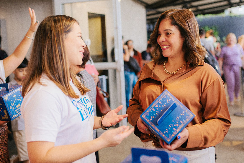 moças segurando caixa de panetone por um legado