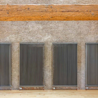 Karrenstall in Wettingen.
Detailaufnahme der Radiatoren im Innenbereich des Saales "Lägern".
