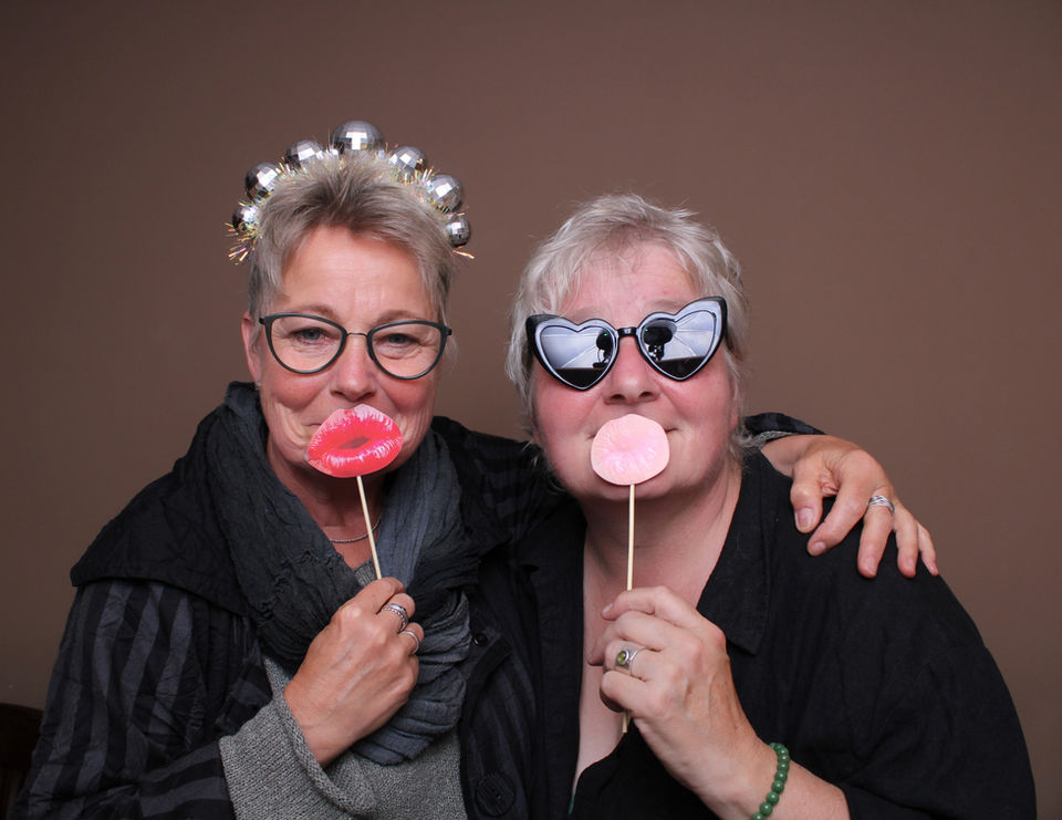 Zwei Frauen mit Herzbrillen und Lippen-Requisiten – Forever Frames Fotospiegel Schwelm, Hagen und Lüdenscheid.