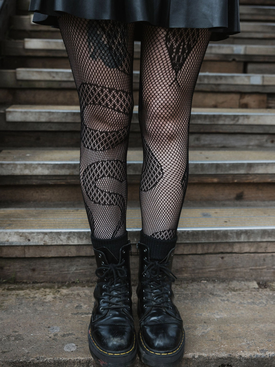 PAMELA MANN, Snakes black