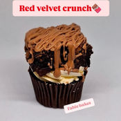 Cupcake in red velvet crunch flavour